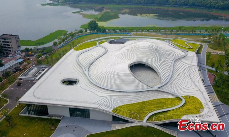 2022年4月18日，中国中部湖北省武汉市月亮湖沿岸引人注目的琴台美术馆鸟瞰图。博物馆建筑面积约43,000平方米，看起来像一个银色露台，将成为新地标在武汉完成后。  （图片：中新社/张畅）