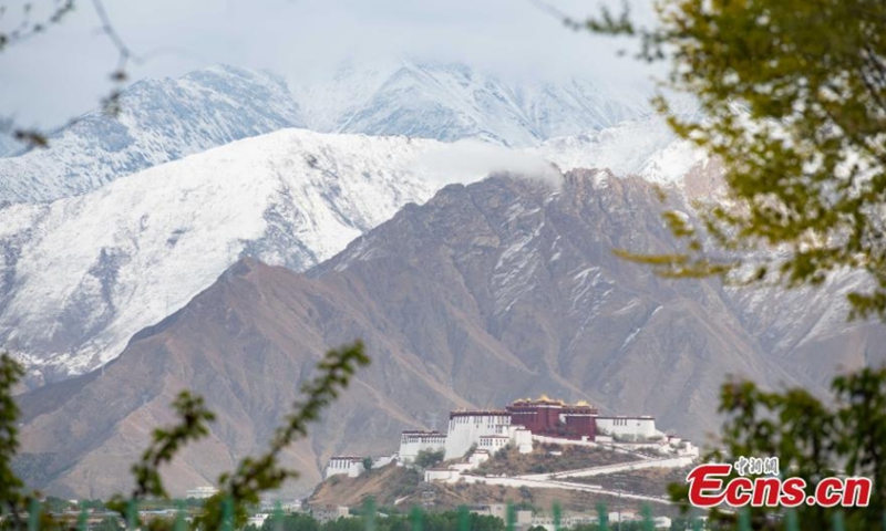 Photo shows the breathtaking snow scenery in Lhasa, capital of southwest China's Tibet Autonomous Region, April 17, 2022. Lhasa witnessed a snowfall on Sunday. (Photo/China News Service)