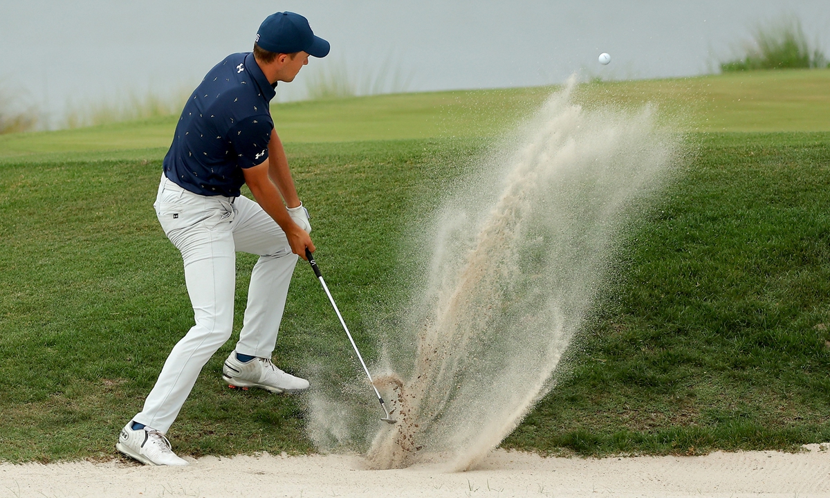 Jordan Spieth plays his shot from the bunker on the 18th hole in a playoff during the final round of the RBC Heritage on April 17, 2022 in Hilton Head Island, South Carolina. Photo: VCG
