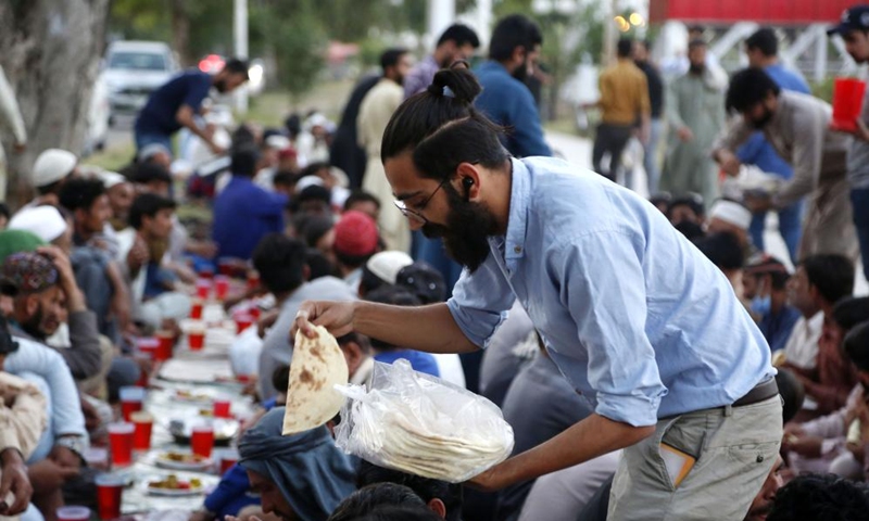 People have Iftar at roadside during Ramadan in Islamabad - Global Times