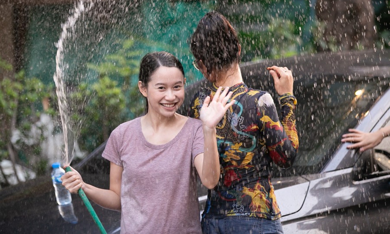 People splash water to each other to celebrate the Songkran Festival, or the Lao New Year, in Luang Prabang, Laos, April 14, 2022.(Photo: Xinhua)