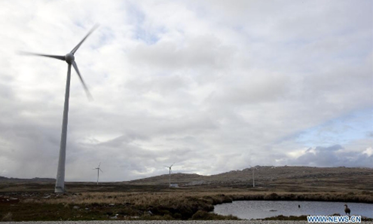 Photo taken on March 13, 2013 shows the general view of mills 44 meters high at the wind farm in the Sand Bay wind farm zone in Puerto Argentino, on the Malvinas Islands. The Malvinas Islands have a wind farm with 6 mills generating 33 percent of the electricity consumed by the residents. (Xinhua/Martin Zabala) 