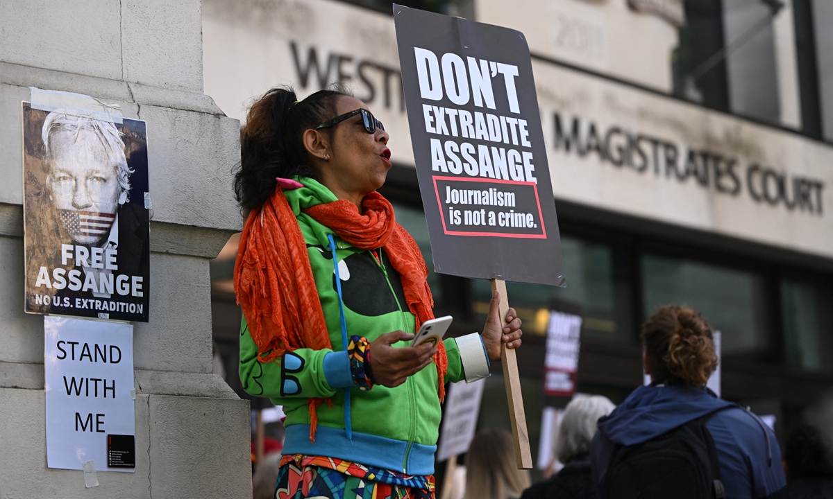 Supporters and activists hold signs outside Westminster Magistrates court in London on April 20, 2022, calling for WikiLeaks founder Julian Assange, who is currently in custody pending an extradition request from the US, to be freed. Photo: AFP