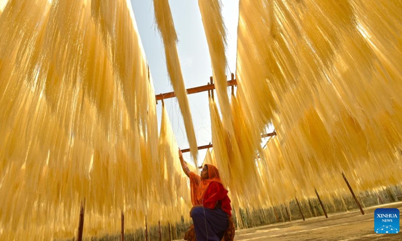 A woman arranges rice vermicelli noodles ahead of Eid al-Fitr at a factory in Bogura, Bangladesh, April 17, 2022.(Photo: Xinhua)