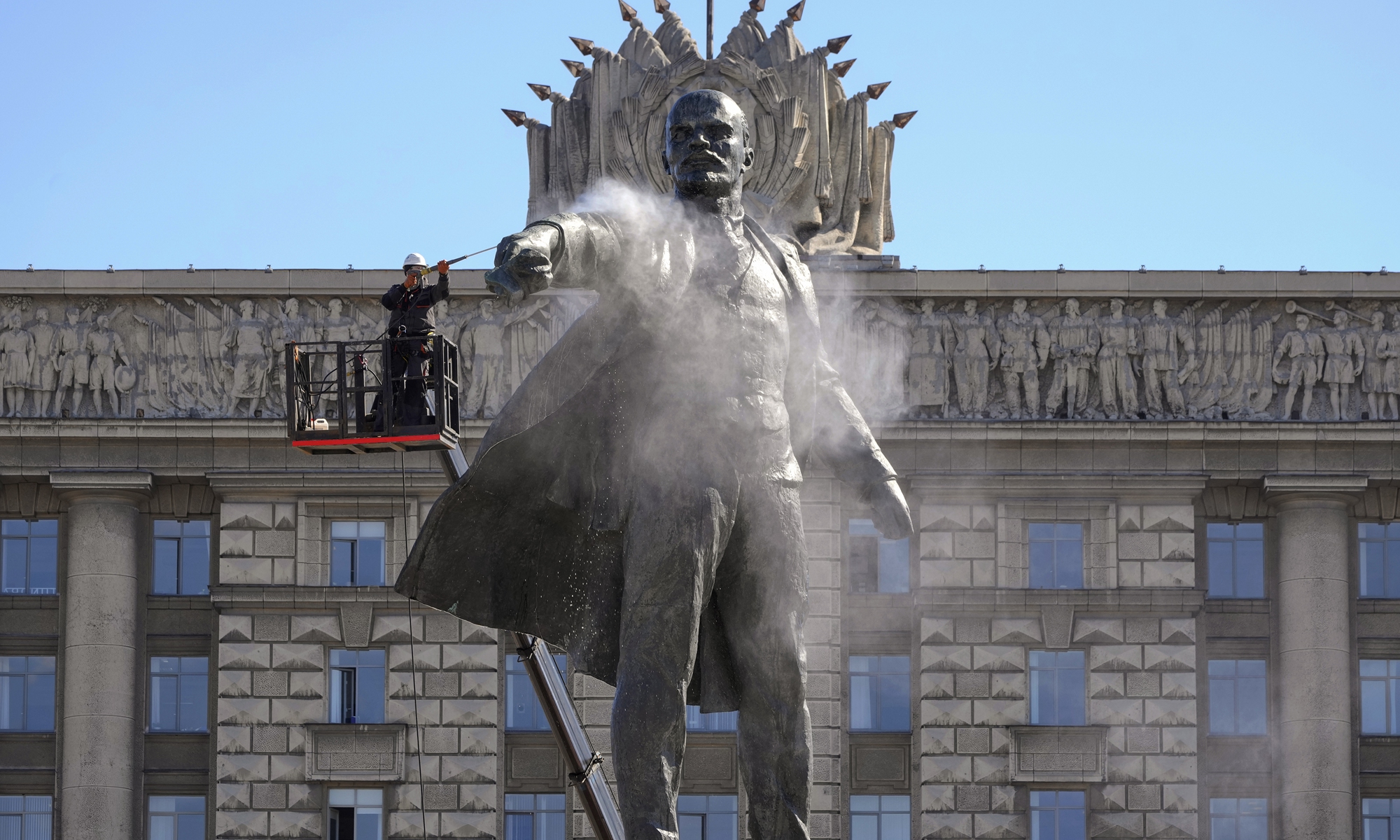 A worker of the Museum of Urban Sculpture washes a statue of Soviet Union founder Vladimir Lenin on the eve of Lenin's 152nd birthday in St. Petersburg, Russia, on April 21, 2022. Photo: VCG