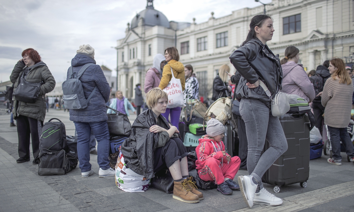 Ukrainian refugees are seen at a train station in Lviv, Ukraine on April 8, 2022.?Photo: IC