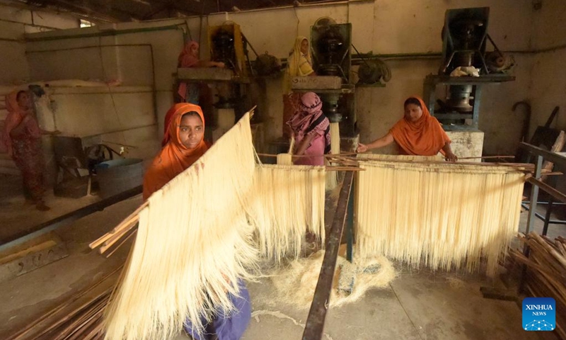 Women process rice vermicelli noodles ahead of Eid al-Fitr at a factory in Bogura, Bangladesh, April 17, 2022.(Photo: Xinhua)