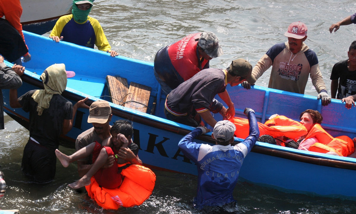 Rescuers assist survivors arriving on fishing boats at the West Java, Indonesia on July 24, 2013 after an Australia-bound boat carrying asylum-seekers sank off the Indonesian coast.?Photo: AFP