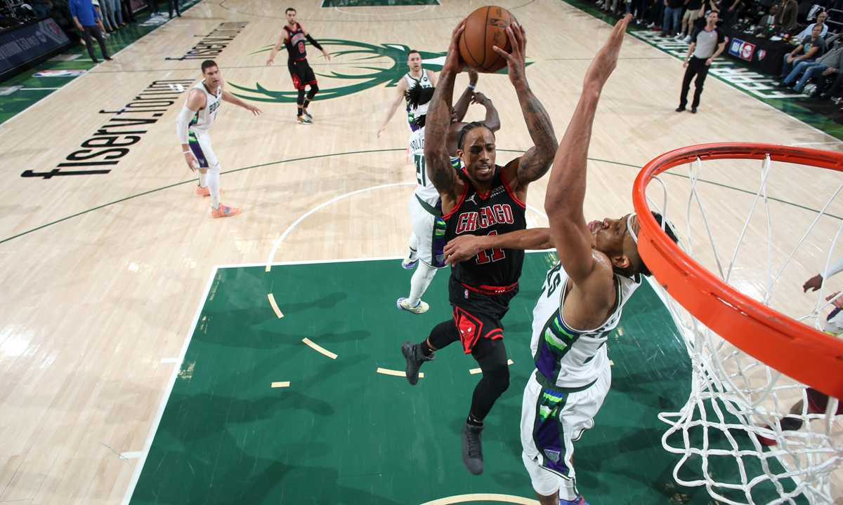 DeMar DeRozan of the Chicago Bulls shoots against the Milwaukee Bucks on April 20, 2022 in Milwaukee, Wisconsin. Photo: VCG