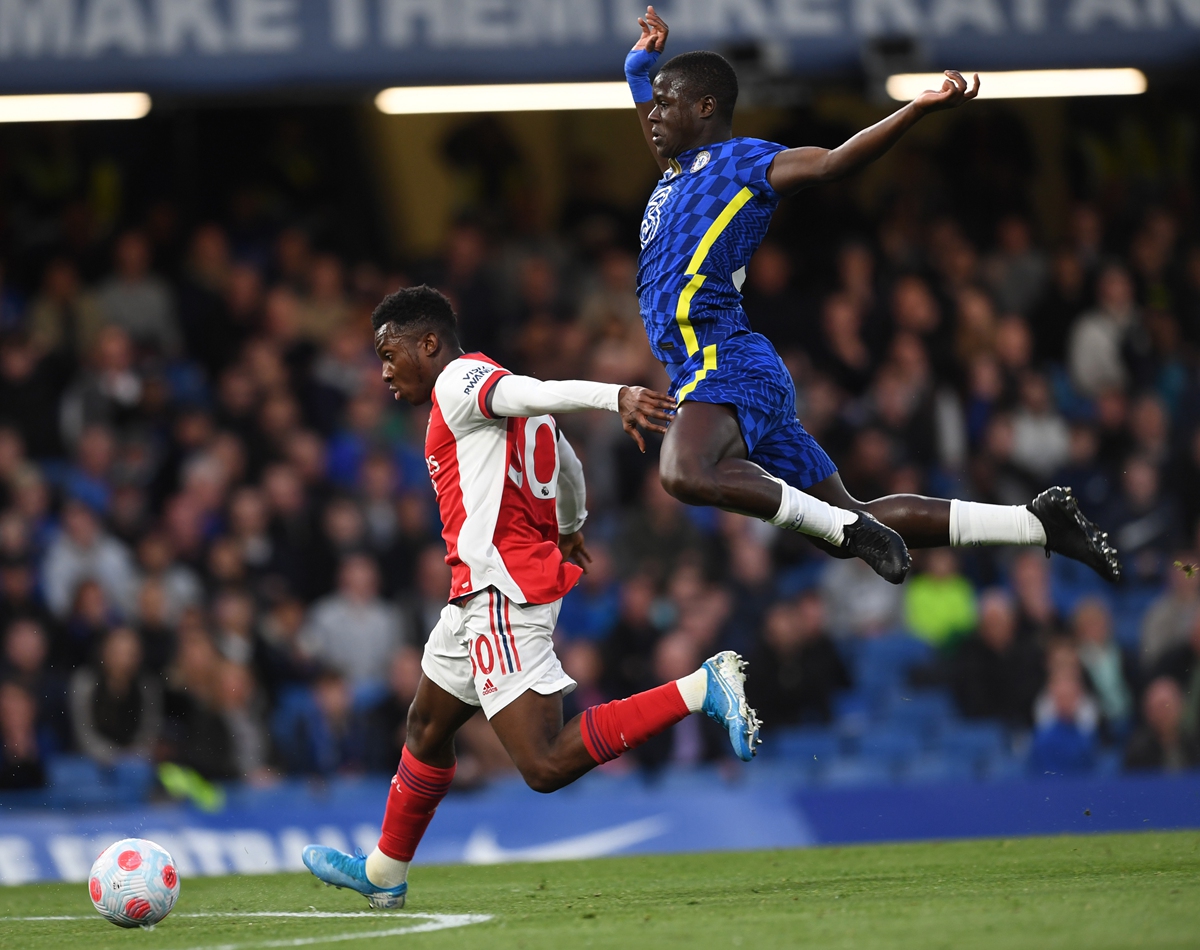 Eddie Nketiah (left) takes on Malang Sarr of Chelsea on his way to scoring Arsenal's first goal during the match against Chelsea on April 20, 2022 in London, England. Photo: VCG
