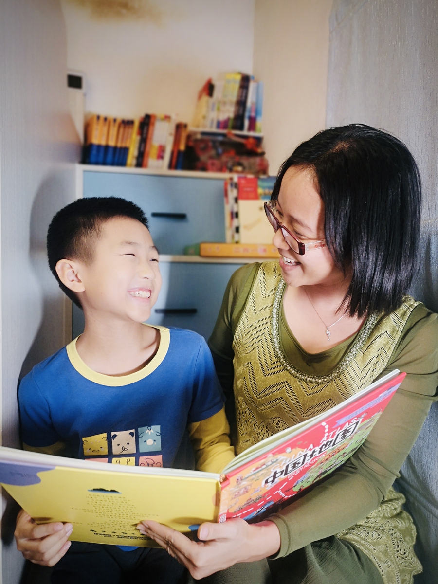 Readers exchange books at the E Book market in Foshan. A boy and his mother read a book in Foshan, South China's Guangdong Province.  Photos: Courtesy of Foshan Library 
Left: Xinhua Bookstore's first store dedicated to humor in Beijing Photo: GT/Lou Kang