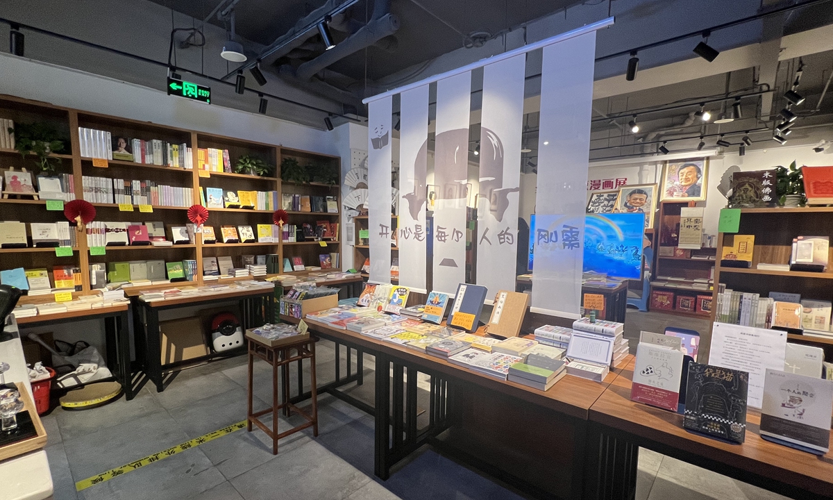 Readers exchange books at the E Book market in Foshan. A boy and his mother read a book in Foshan, South China's Guangdong Province.  Photos: Courtesy of Foshan Library 
Left: Xinhua Bookstore's first store dedicated to humor in Beijing Photo: GT/Lou Kang