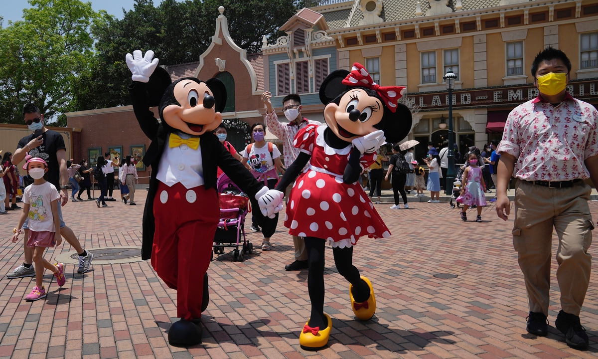 Mickey and Minnie Mouse wave to visitors at the Hong Kong Disneyland on April 21, 2022. The facility reopened to the public on that day after shutting down on January 7 due to a surge in COVID-19 infections. Photo: VCG