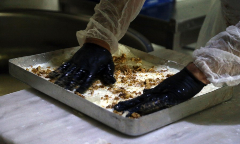 A confectioner makes the Turkish dessert Gullac at a bakery in Ankara, Turkey, on April 19, 2022.(Photo: Xinhua)