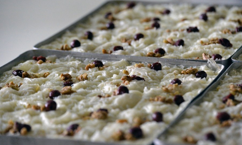 Photo taken on April 19, 2022 shows the Turkish dessert Gullac at a bakery in Ankara, Turkey. (Photo: Xinhua)