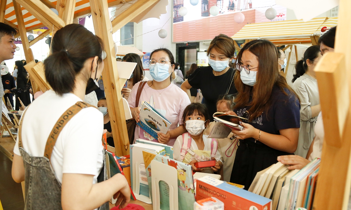 Readers exchange books at the E Book market in Foshan. A boy and his mother read a book in Foshan, South China's Guangdong Province.  Photos: Courtesy of Foshan Library 
Left: Xinhua Bookstore's first store dedicated to humor in Beijing Photo: GT/Lou Kang