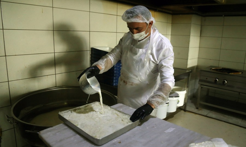 A confectioner makes the Turkish dessert Gullac at a bakery in Ankara, Turkey, on April 19, 2022. (Photo: Xinhua)
