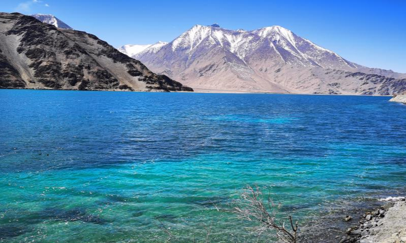 Photo taken with a mobile phone shows the Banggong Lake in Ngari, southwest China's Tibet Autonomous Region, April 8, 2022.Photo:Xinhua