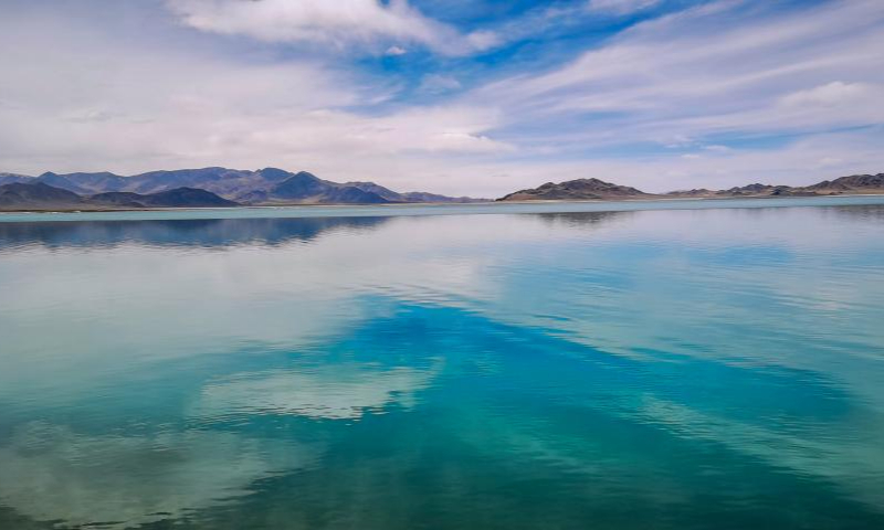 Photo taken with a mobile phone shows a lake in Ge'gyai County, southwest China's Tibet Autonomous Region, April 12, 2022. Photo:Xinhua