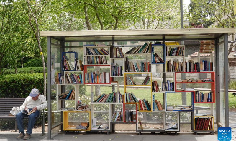 A man reads a book at a street library in Jerusalem ahead of the World Book Day, on April 22, 2022. April 23 marks the World Book Day. (Photo: Xinhua)