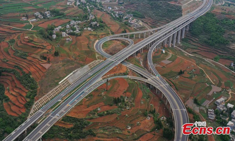 2022年4月21日航拍的贵州省合章-六盘水高速公路。图片来源：中新社