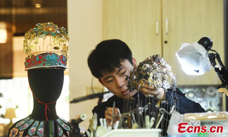 2022年4月21日，重庆，90后青年顾国强用掐丝镶嵌工艺制作饰品。图片来源：中新社