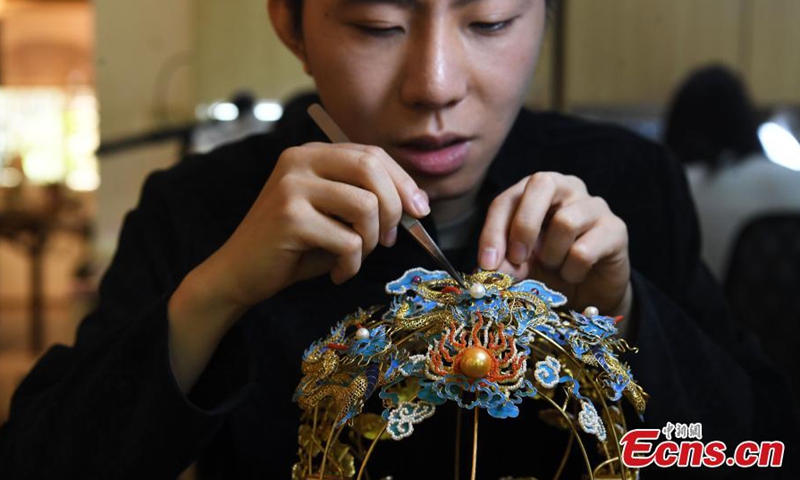 Gu Guoqiang, a post-90s young man makes ornaments with filigree inlay techniques in Chongqing, April 21, 2022.Photo:China News Service