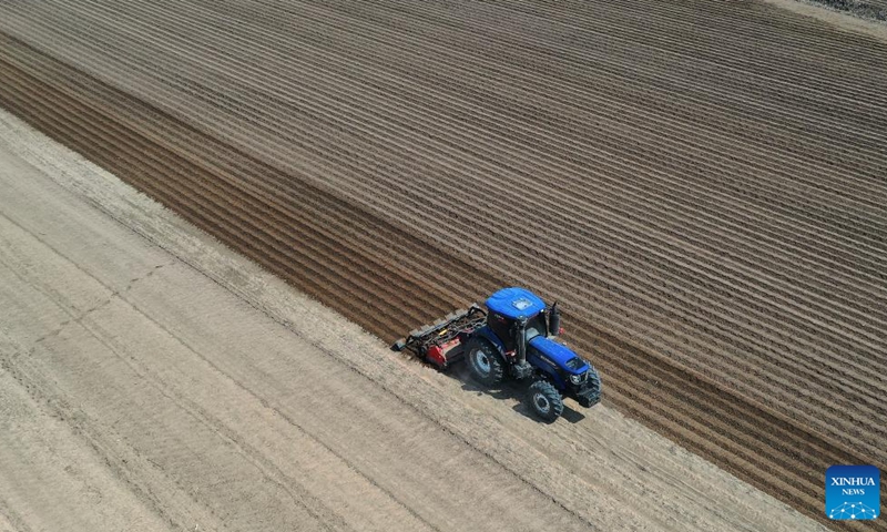 Aerial photo taken on April 22, 2022 shows tractors ploughing at a soybean farm in Shisijiazi Village of Daniu Township in Tai'an County, northeast China's Liaoning Province.Photo:Xinhua