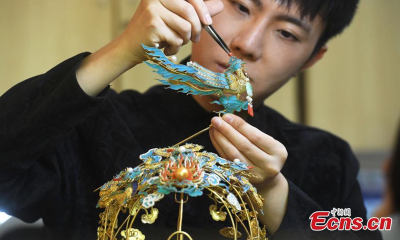 Gu Guoqiang, a post-90s young man makes ornaments with filigree inlay techniques in Chongqing, April 21, 2022.Photo:Xinhua