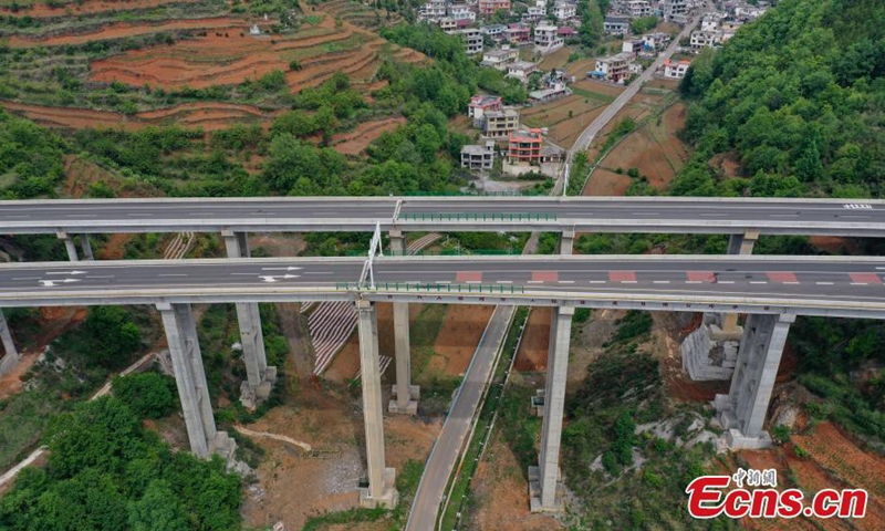 2022年4月21日航拍的贵州省合章-六盘水高速公路。图片来源：中新社