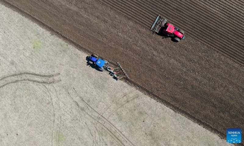 Aerial photo taken on April 22, 2022 shows tractors ploughing at a soybean farm in Shisijiazi Village of Daniu Township in Tai'an County, northeast China's Liaoning Province.Photo:Xinhua