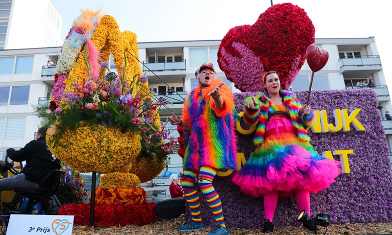 Actors perform during the Flower Parade of the Bollenstreek in Noordwijk, the Netherlands, April 23, 2022.Photo:Xinhua