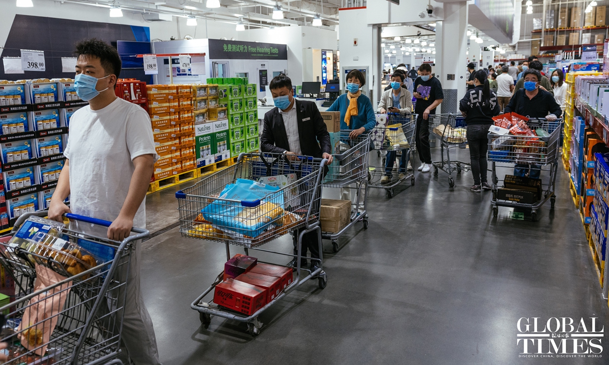 Beijing residents shop groceries in preparation for potential lockdown.Photo:Li Hao/GT