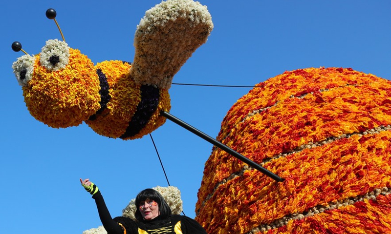 An actor performs during the Flower Parade of the Bollenstreek in Noordwijk, the Netherlands, April 23, 2022.Photo:Xinhua