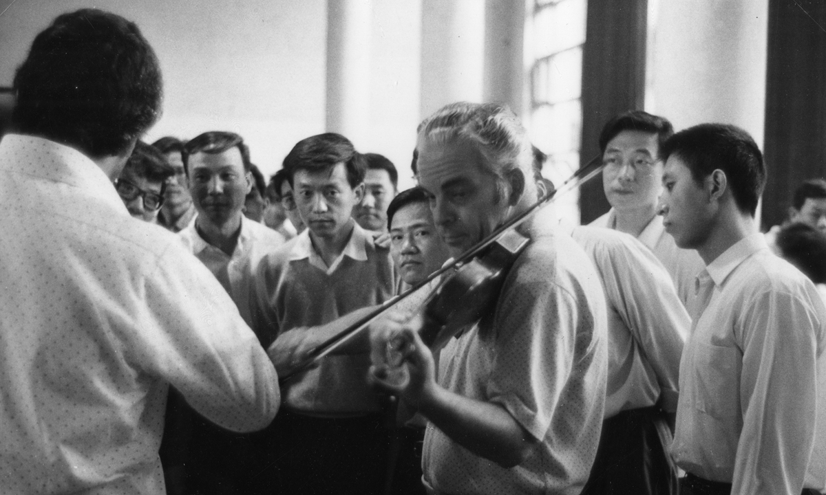 Musicians from the US Philadelphia Orchestra interact with their Chinese counterparts during their tour of China in 1973. Photos: Courtesy of Jennifer Lin
