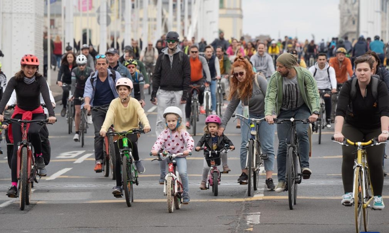 People participate in an event promoting the importance and popularity of bicycle as means of city transportation in Budapest, Hungary on April 23, 2022.Photo:Xinhua