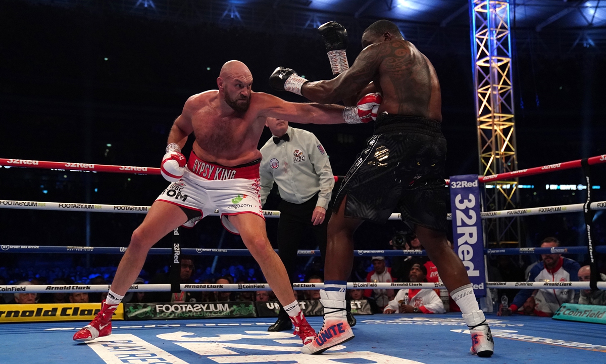 Tyson Fury (left) punches Dillian Whyte in London, England on April 23, 2022. Photo: VCG