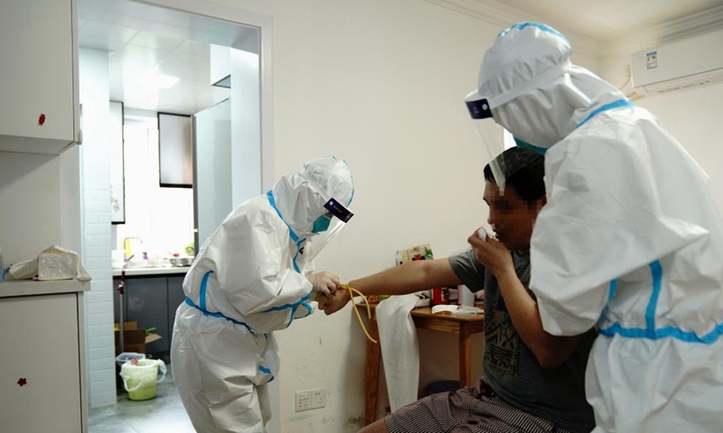 Medical workers of the medical emergency center of Minhang District of Shanghai treat a patient in Shanghai, east China, April 23, 2022.Photo:Xinhua