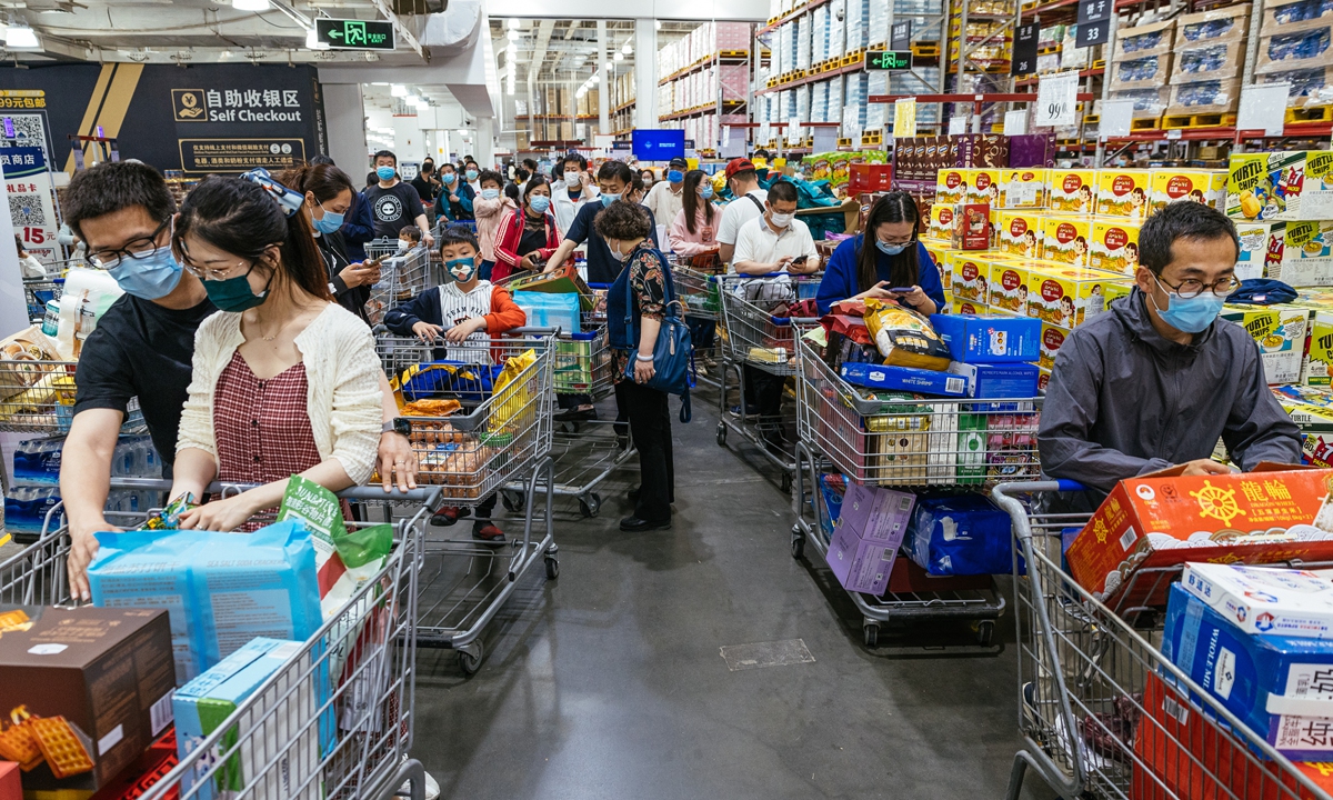 Some Beijing residents go shopping for food on April 24, 2022 amid concerns over a snap lockdown. Photos: Li Hao/GT