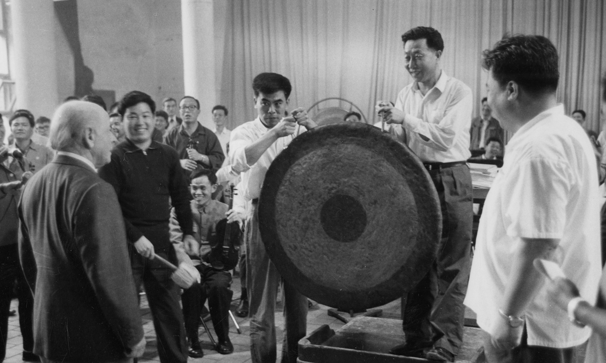 Musicians from the US Philadelphia Orchestra interact with their Chinese counterparts during their tour of China in 1973. Photos: Courtesy of Jennifer Lin