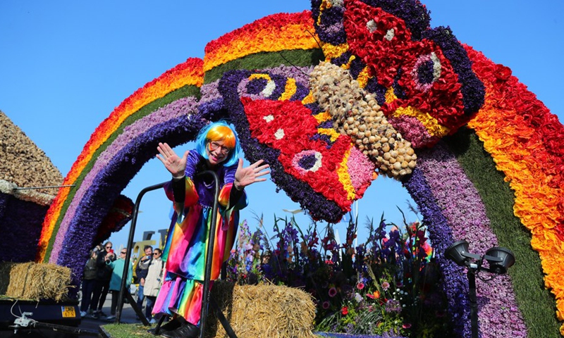 An actor performs during the Flower Parade of the Bollenstreek in Noordwijk, the Netherlands, April 23, 2022.Photo:Xinhua