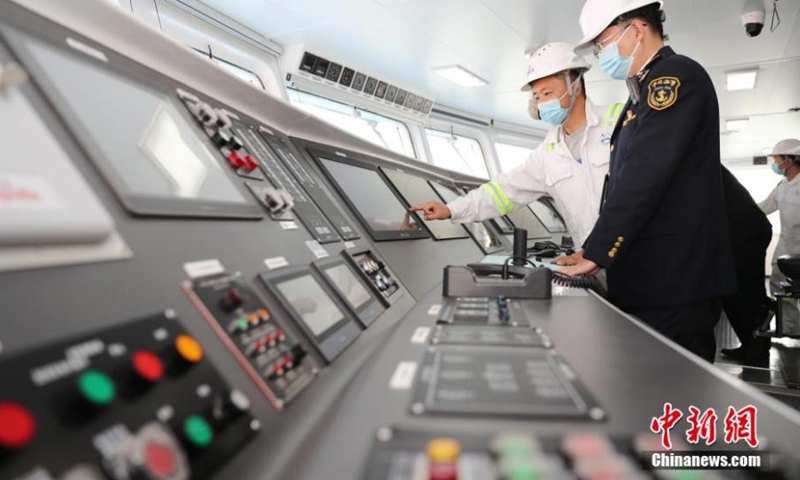 Staff conduct final inspection to Zhi Fei, China's first autonomous 300TEU container merchant ship, before its maiden voyage in Qingdao, east China's Shandong Province, April 22, 2022. (Photo: China News Service/Zhang Jingang)