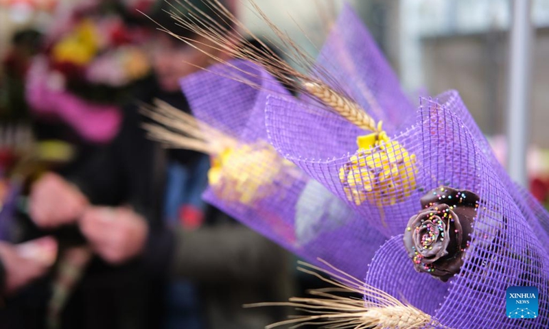 Photo taken on April 23, 2022 shows roses made of chocolate in Barcelona, Spain. St. George's Day usually sees the streets of Barcelona filled with parades of people exchanging books and flowers with their loved ones. (Xinhua/Meng Dingbo)
