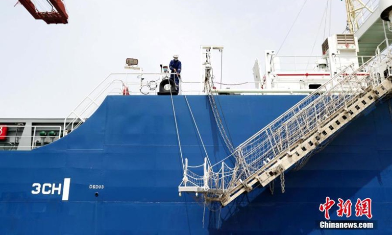 Goods are loaded to Zhi Fei, China's first unmanned autonomous 300TEU container merchant ship, before its maiden voyage in Qingdao, east China's Shandong Province, April 22, 2022. (Photo: China News Service/Zhang Jingang)