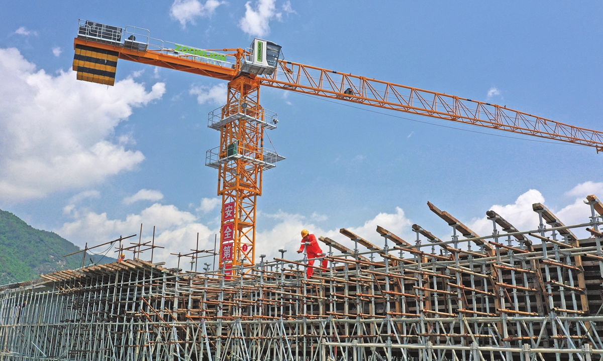 The construction site of the Hangzhou-Wenzhou Railway in Taizhou City, East China's Zhejiang Province on April 24, 2022. The railway is part of the 1-hour traffic circle in Zhejiang Province, and it is a convenient channel connecting the Yangtze River Economic Belt and the Maritime Silk Road. Photo: cnsphoto