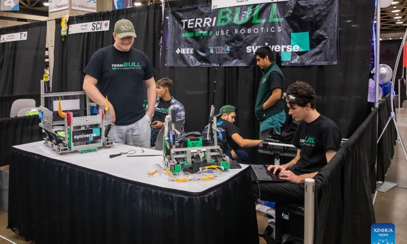 Participants prepare for the 2022 VEX Robotics World Championship in Dallas, Texas, the United States on May 3, 2022. The ten-day 2022 VEX Robotics World Championship kicked off in Dallas on May 3. （Xinhua）