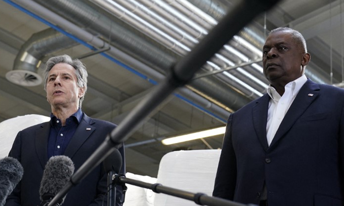 US Secretary of Defense Lloyd Austin (right) and Secretary of State Antony Blinken (left) speak with reporters after returning from their trip to Kiev, Ukraine, on April 25, 2022, in Poland near the Ukraine border. Photo:AFP