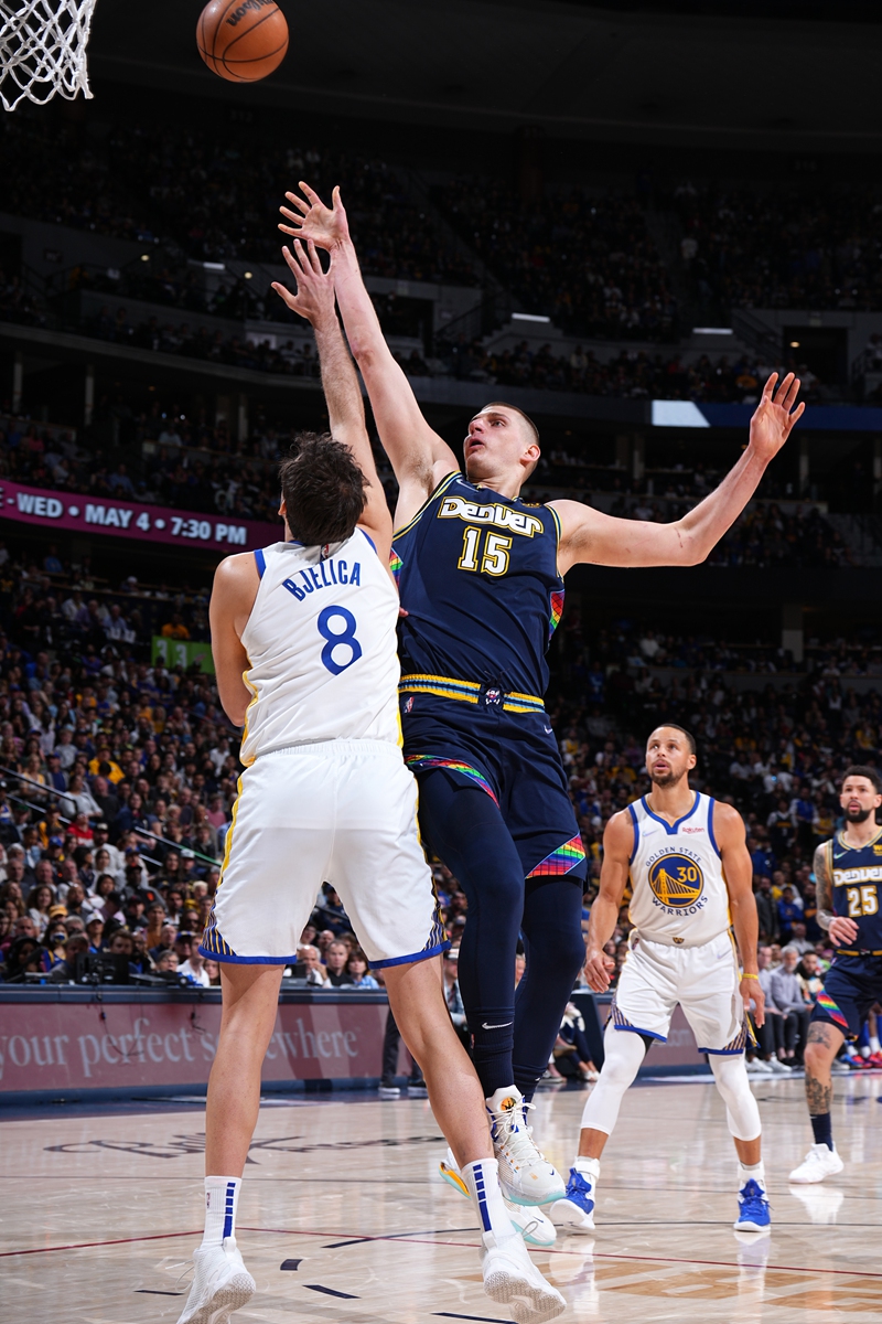 Nikola Jokic (No.15) of the Denver Nuggets shoots against the Golden State Warriors on April 24, 2022 in Denver, Colorado. Photo: VCG