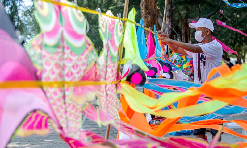 A vendor sells kites at the Cha-am Beach in Phetchaburi, Thailand, on April 23, 2022.Photo:Xinhua