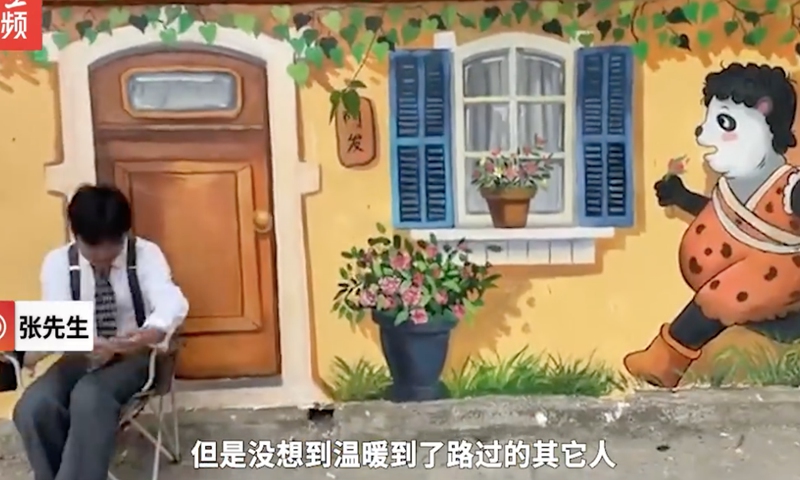 Zhao paints the whole street to make girlfriend feel safe. Screenshot of Chengdu Economic Daily